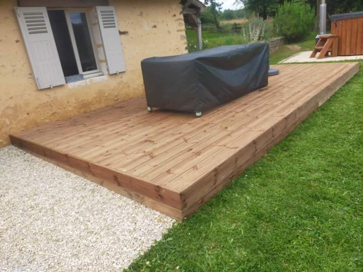terrasse en bois sur plots.